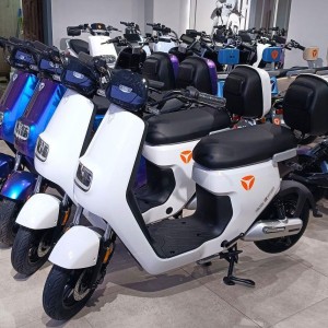 新国标电动车翻车！能载人有后视镜却卖不动，车主：我要买旧车！